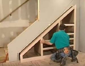 Як оформити простір під сходами