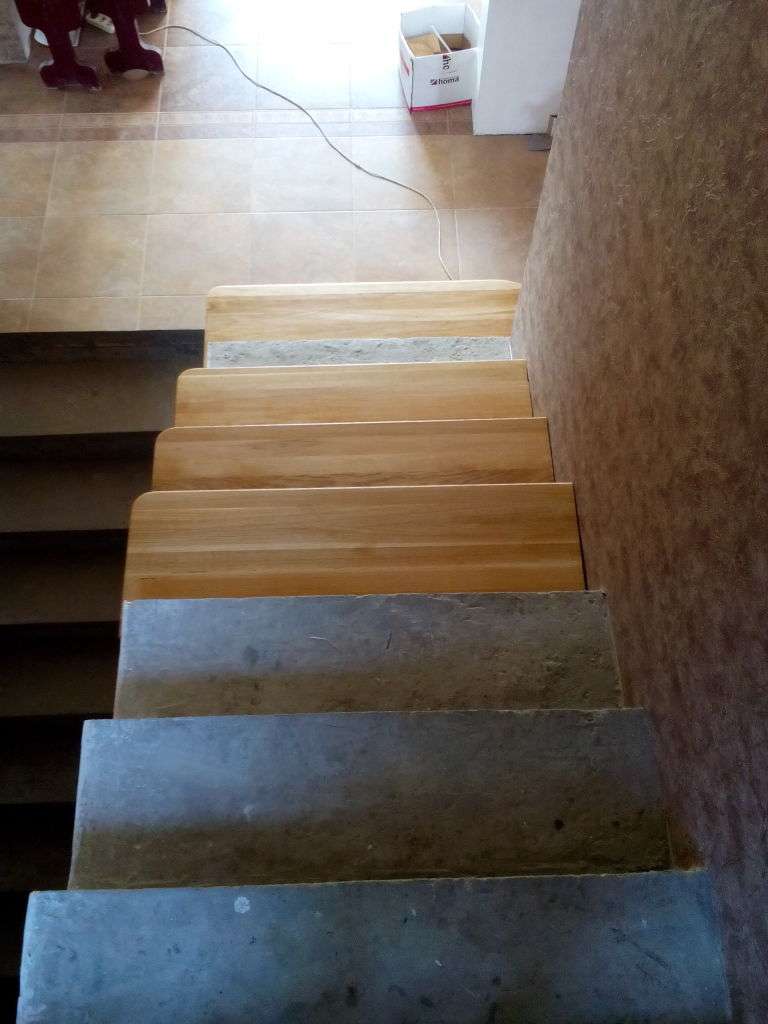 Облицювання деревиною бетонна сходи
